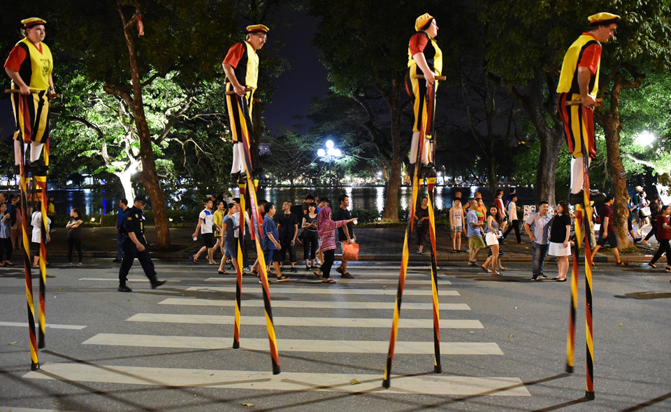 Dàn trai Tây đi cà kheo khuấy động phố đi bộ bên hồ Gươm